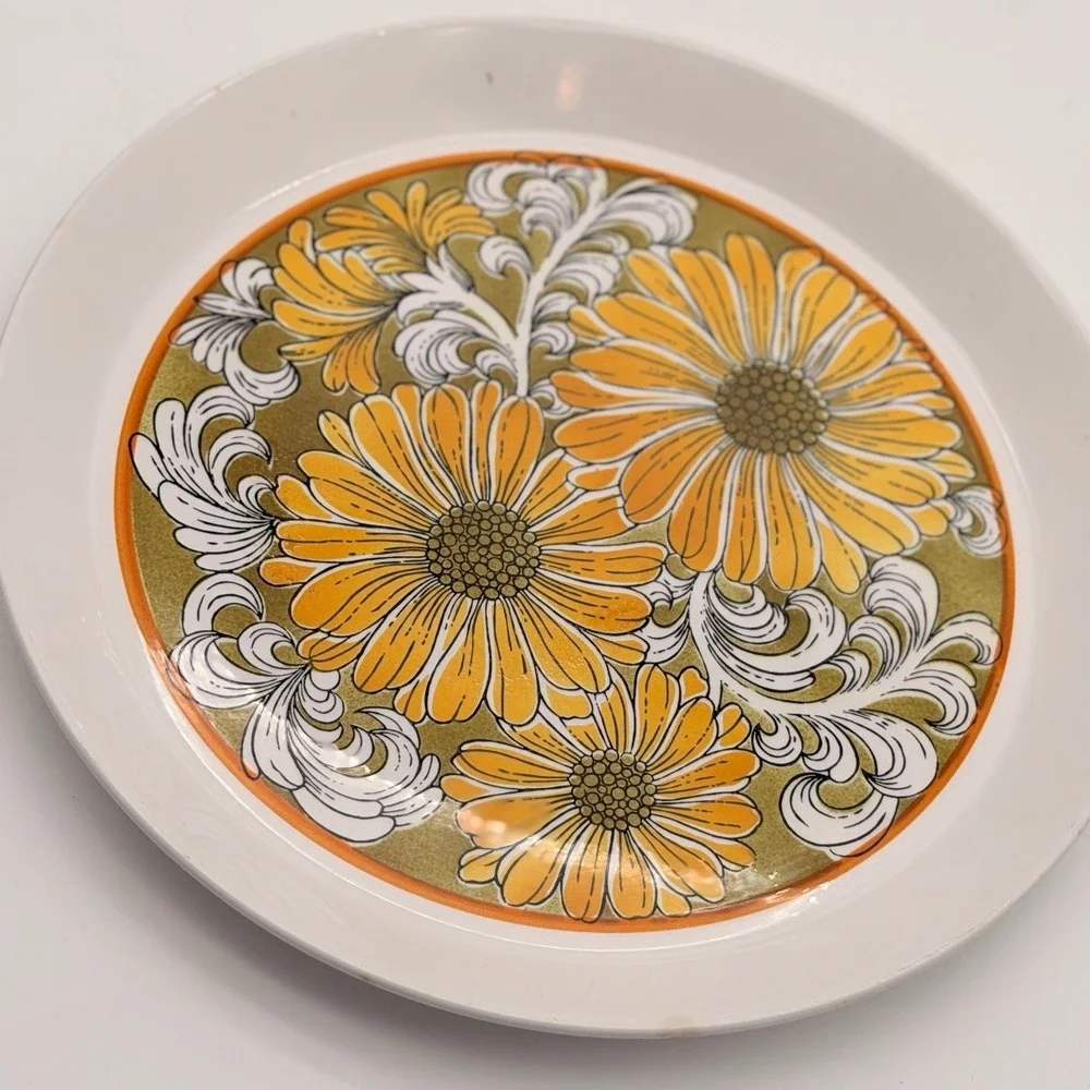 Mikasa Vintage 1970s Retro Floral Dinner Plate Yellow Orange Daisy MCM 10.5 Inch